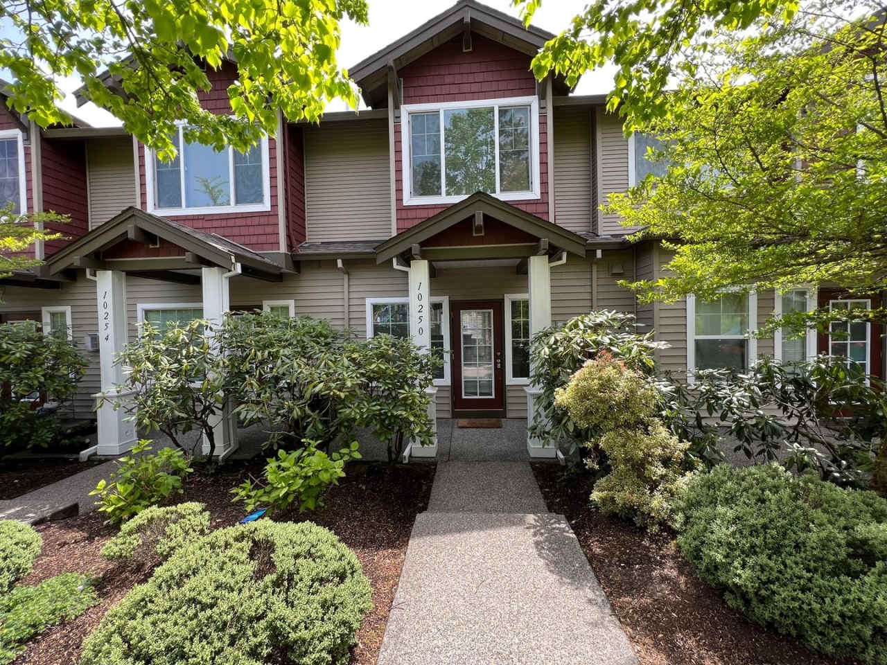 10250 NE Snoqualmie Street ~ Spacious Townhome