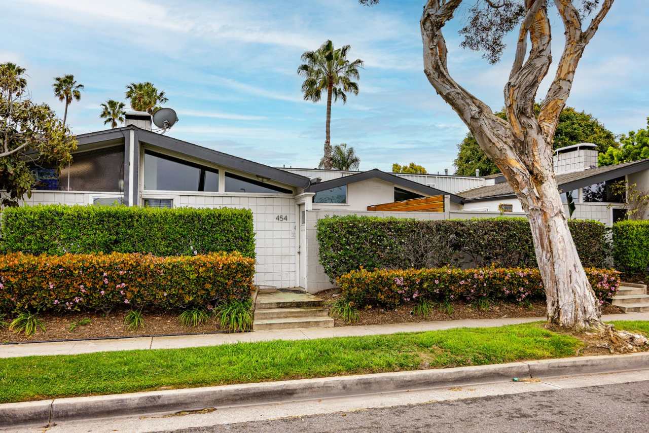 Upgraded Newport Beach Townhouse in Park Lido!