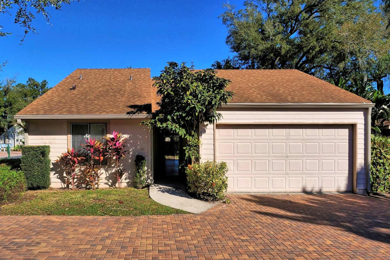 Single family home in Winter Park! 3/2 with garage! Available now!