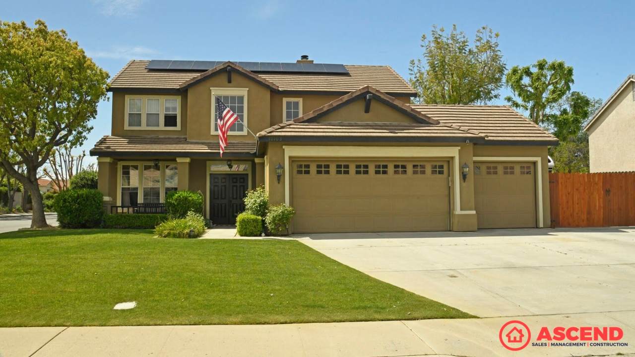 Darling Home in Olive Dr Area!