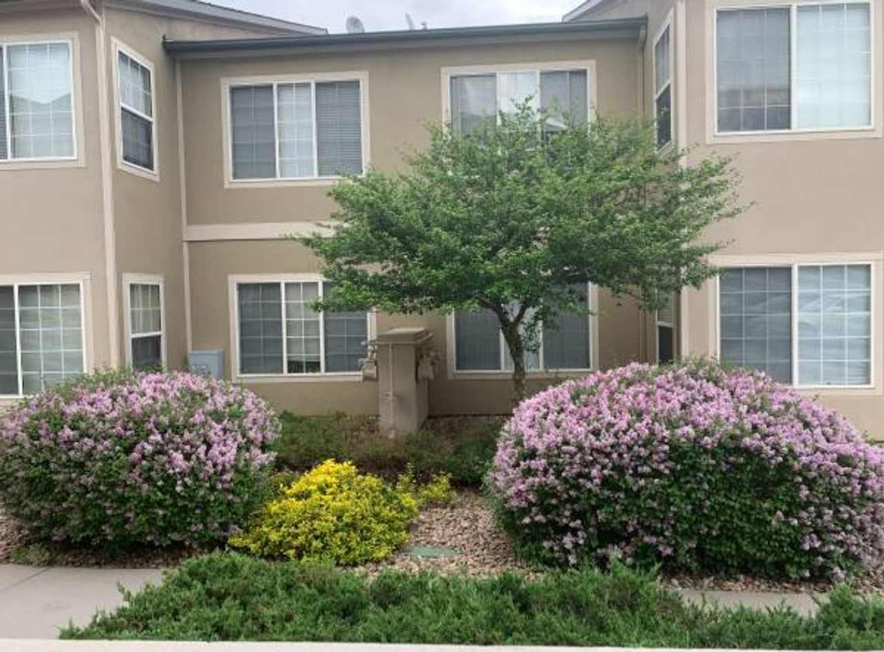 AWESOME 2-BEDROOM CONDO INCL. GARAGE, SWIMMING POOL, WASHER  DRYER!