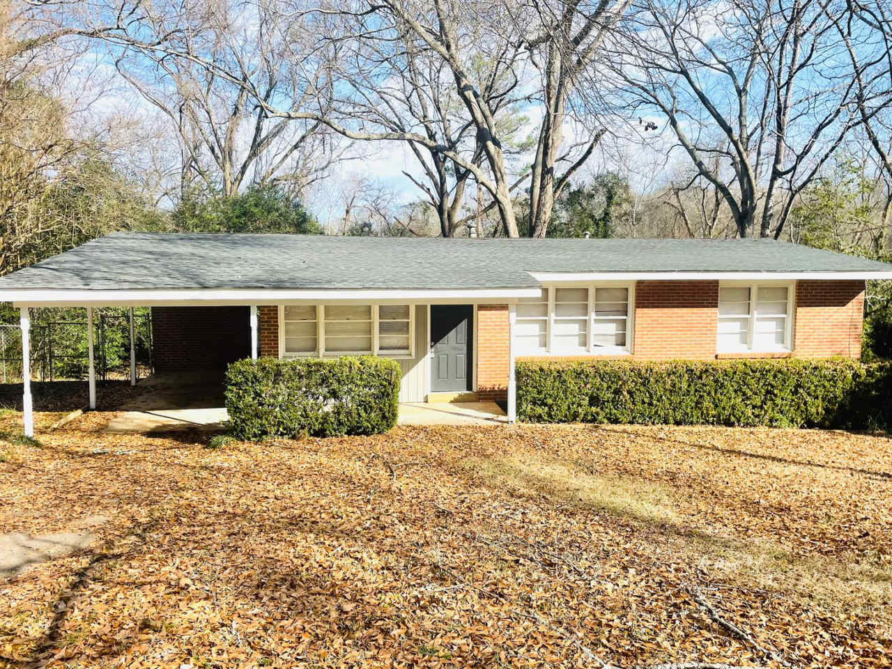 ** 3 bed 2 bath located in Forrest Hills ** Call 334-366-9198 to schedule a self showing