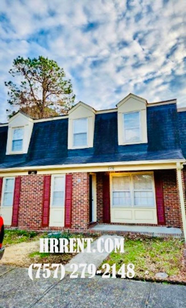 Cozy 3 Bedroom 1.5 Bathroom Townhouse located in the Denbigh-Warwick area of Newport News, VA!