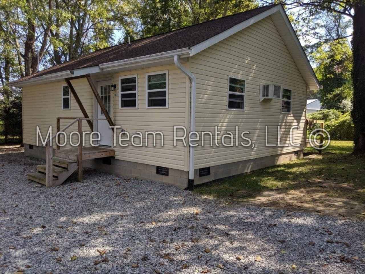 Cozy 2 Bed House with Deck  Yard