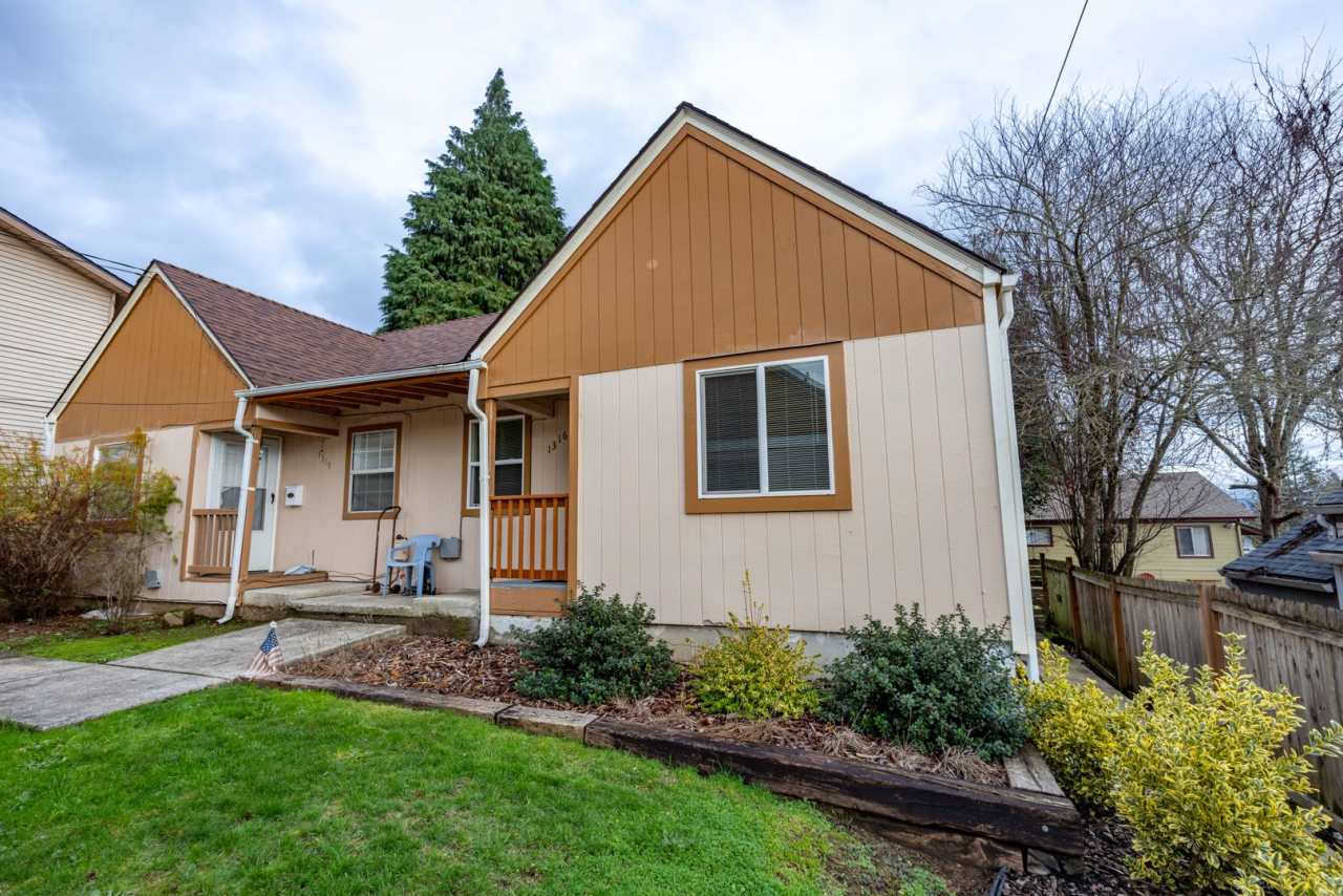 One bedroom duplex unit in Camas. - 2 blocks south of Crown Park