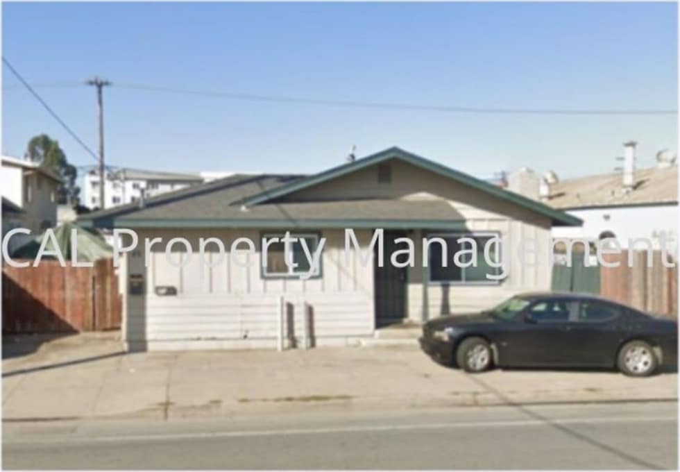 Charming 2-bedroom and 1-bathroom house!