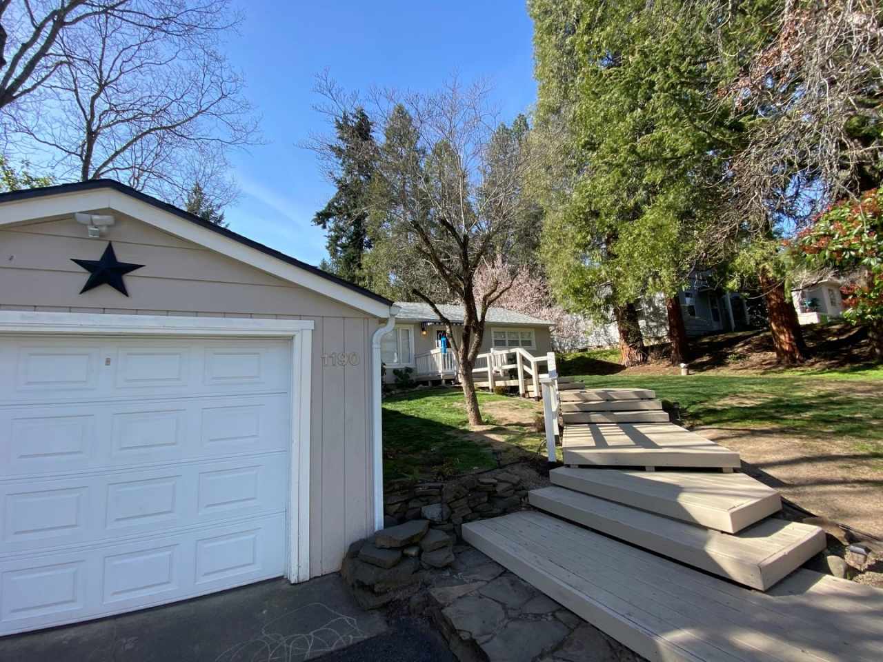 Beautifully updated Ashland home Near SOU | Available June