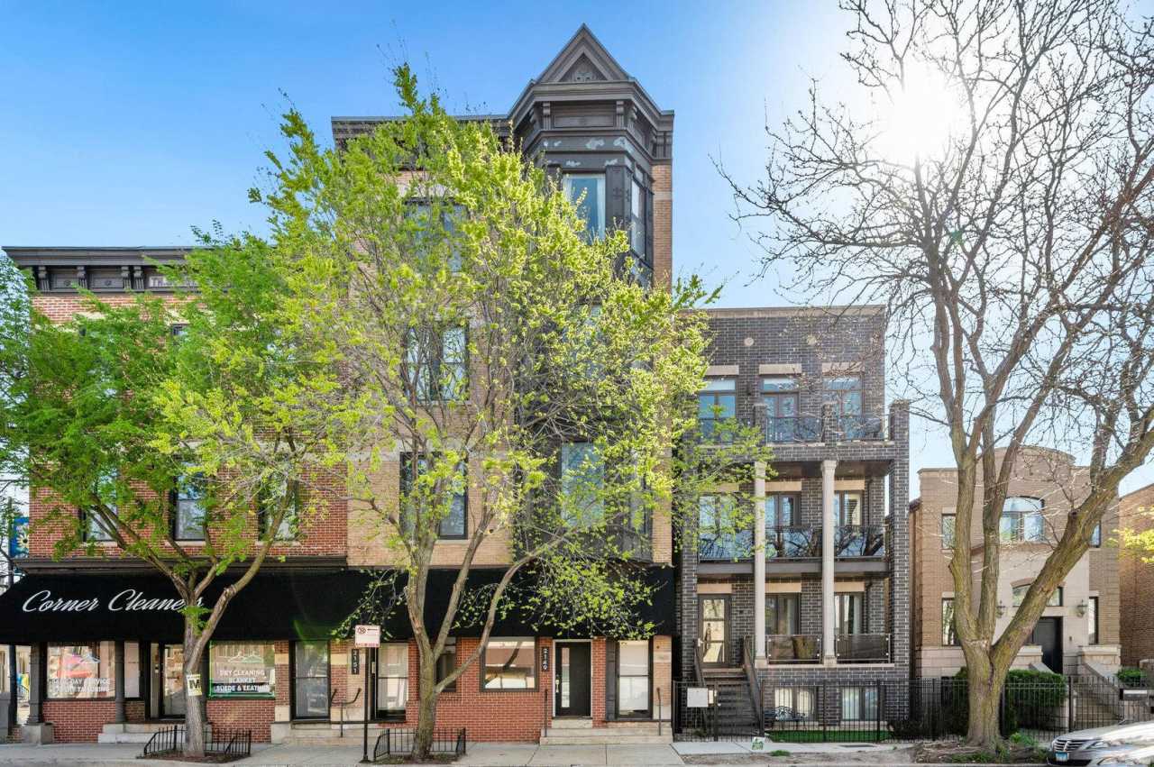 Spacious Fully Furnished 2 Bed/2 Bath Duplex in Lincoln Park! Short Term Rental