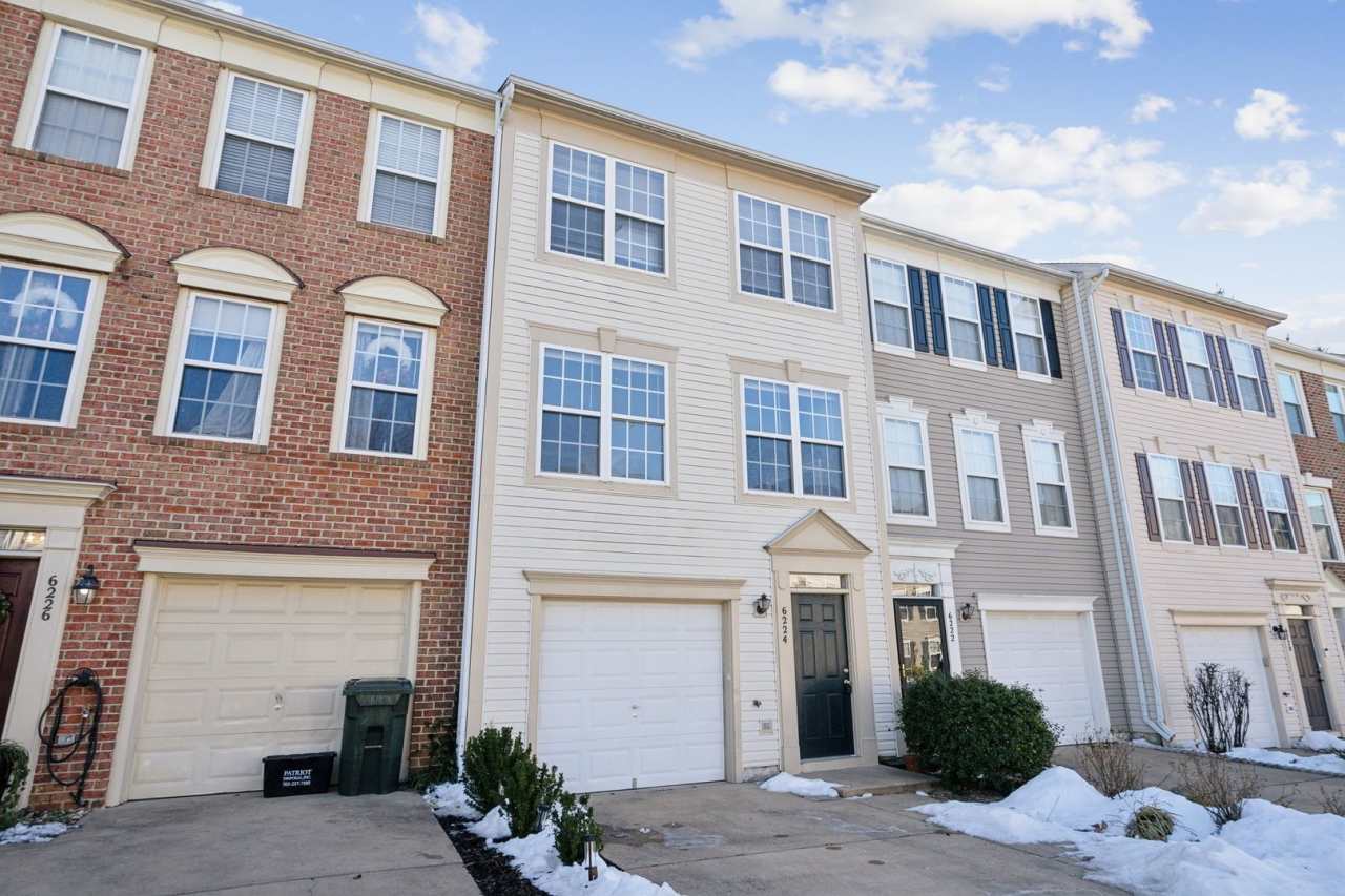 Stunning 3 bed 2 bath townhome in Kingstowne!