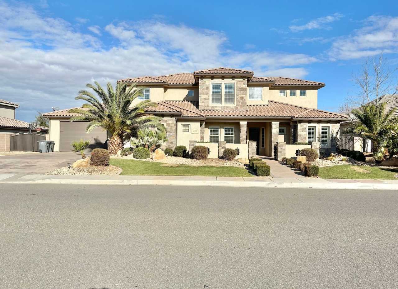 Gorgeous Resort Style Yard with pool  hot tub. 5-Bedroom 3.5 Bath Home!!