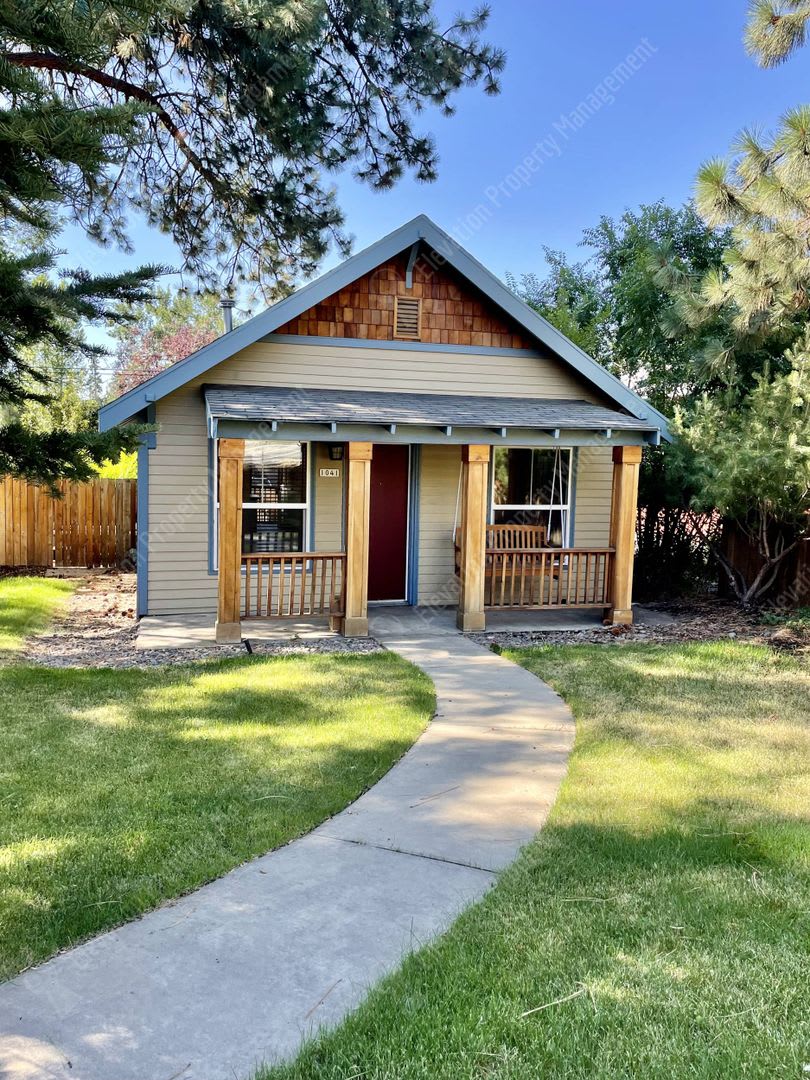 Super charming 2 BR cottage on the westside of Bend!