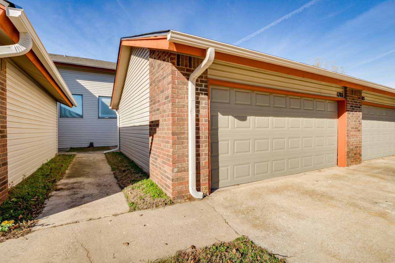 2 Bedroom 2.5 Bath 2 Car Garage Duplex NW 16th and Rockwell