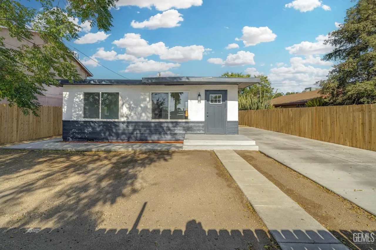 Newley Remodeled 2 BD 1 Ba with big lot