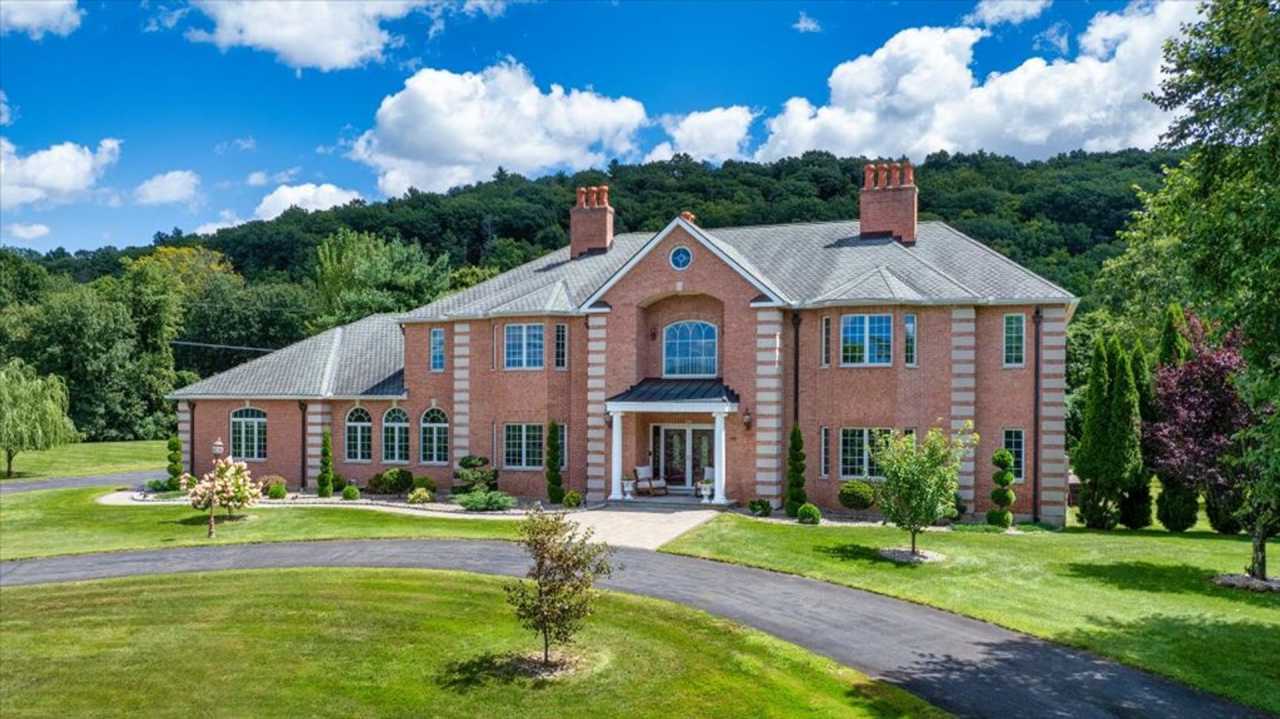 24 Hunting Ridge Drive
