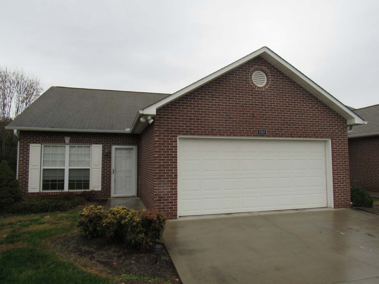 2 bed, 2 bath, 2 car garage ranch style home in N. Knoxville