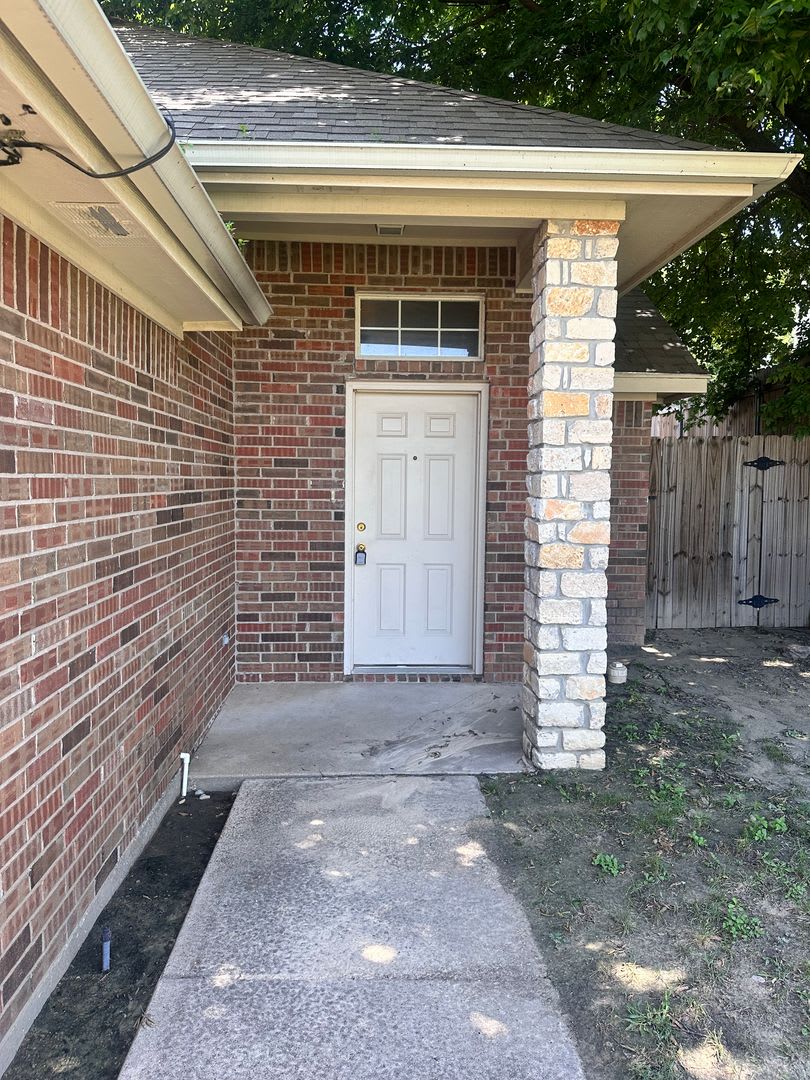 3/2/2 in a quiet neighborhood located right in the heart of Weatherford.