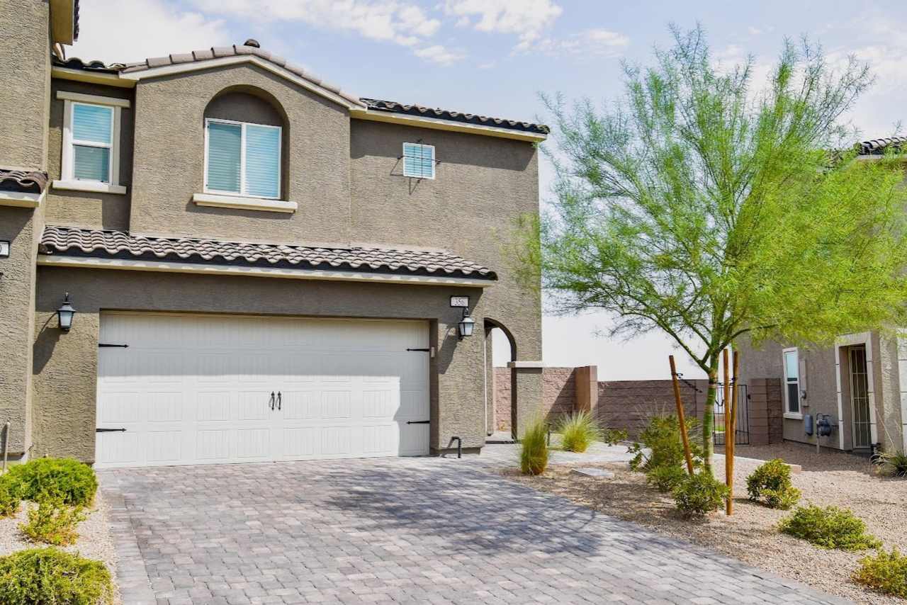 Strip View Gated 3 bd 2.5ba Townhouse in Black Mountain Henderson Quail Ridge community!