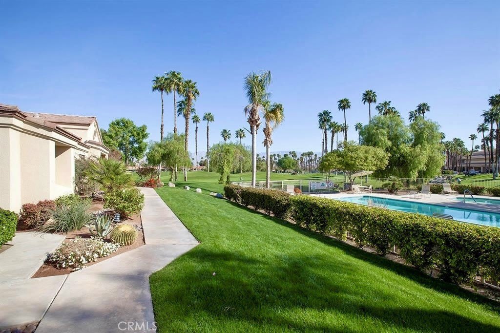 76268 Impatiens Circle