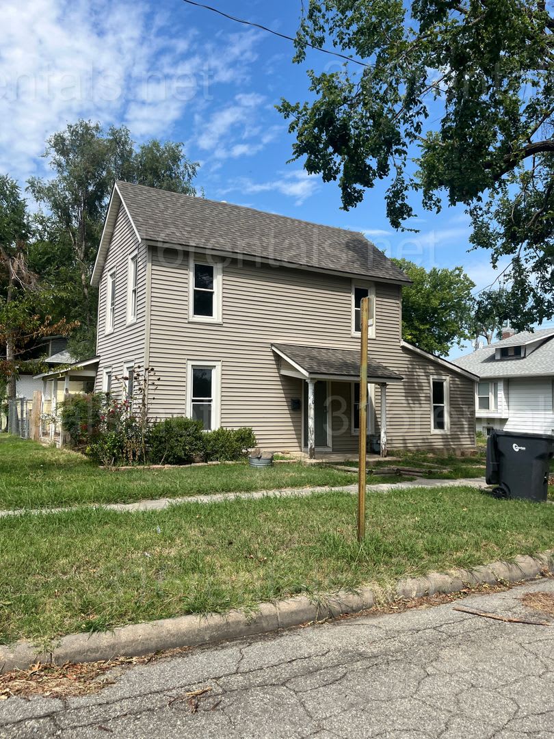 $950 - 3 bed 2 bath - Single Family Home