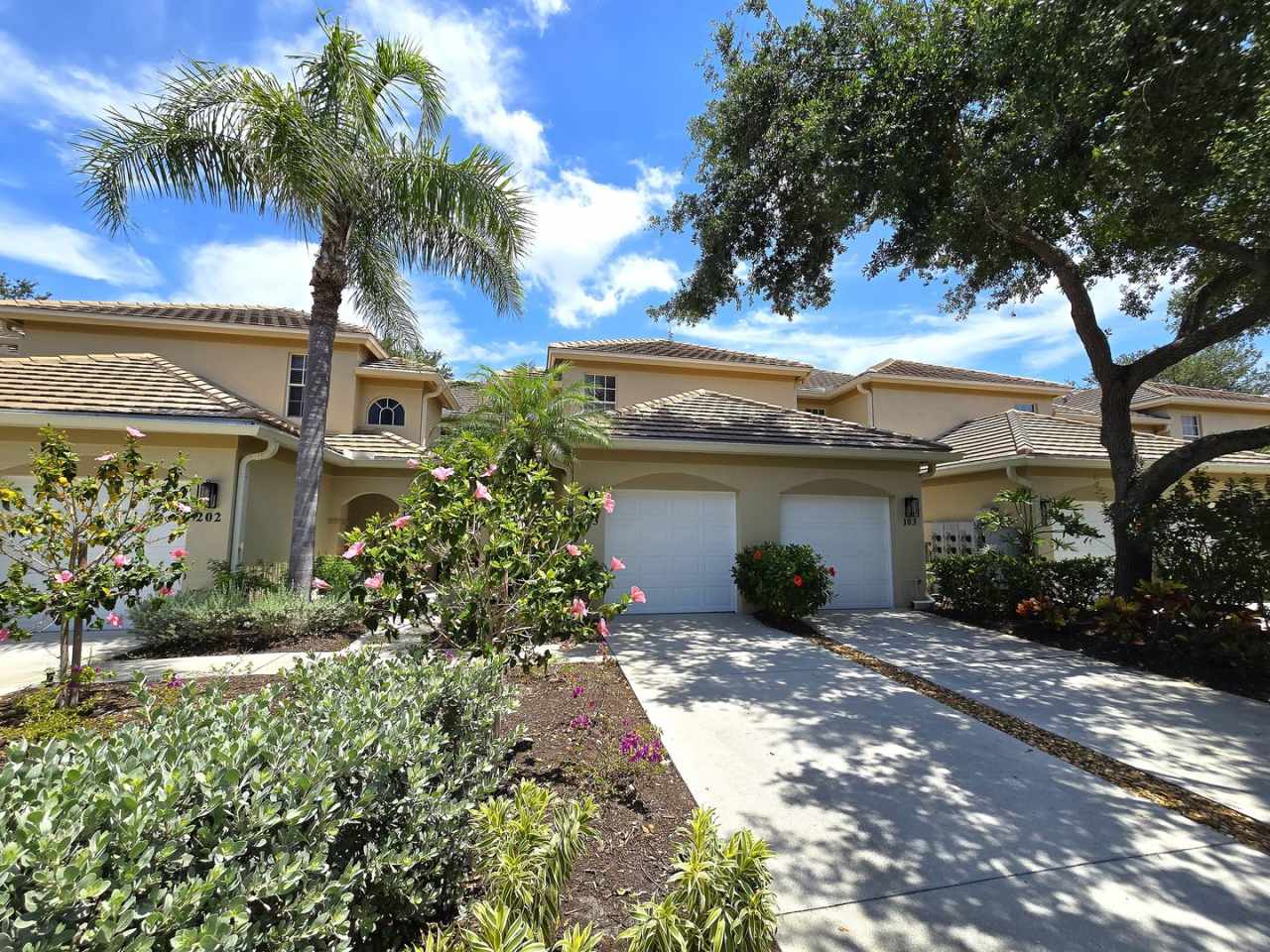 ** PELICAN LANDING ** 3 BED / 2 BATH - GARAGE - AMAZING AMENITIES - FURNISHED - ANNUAL RENTAL