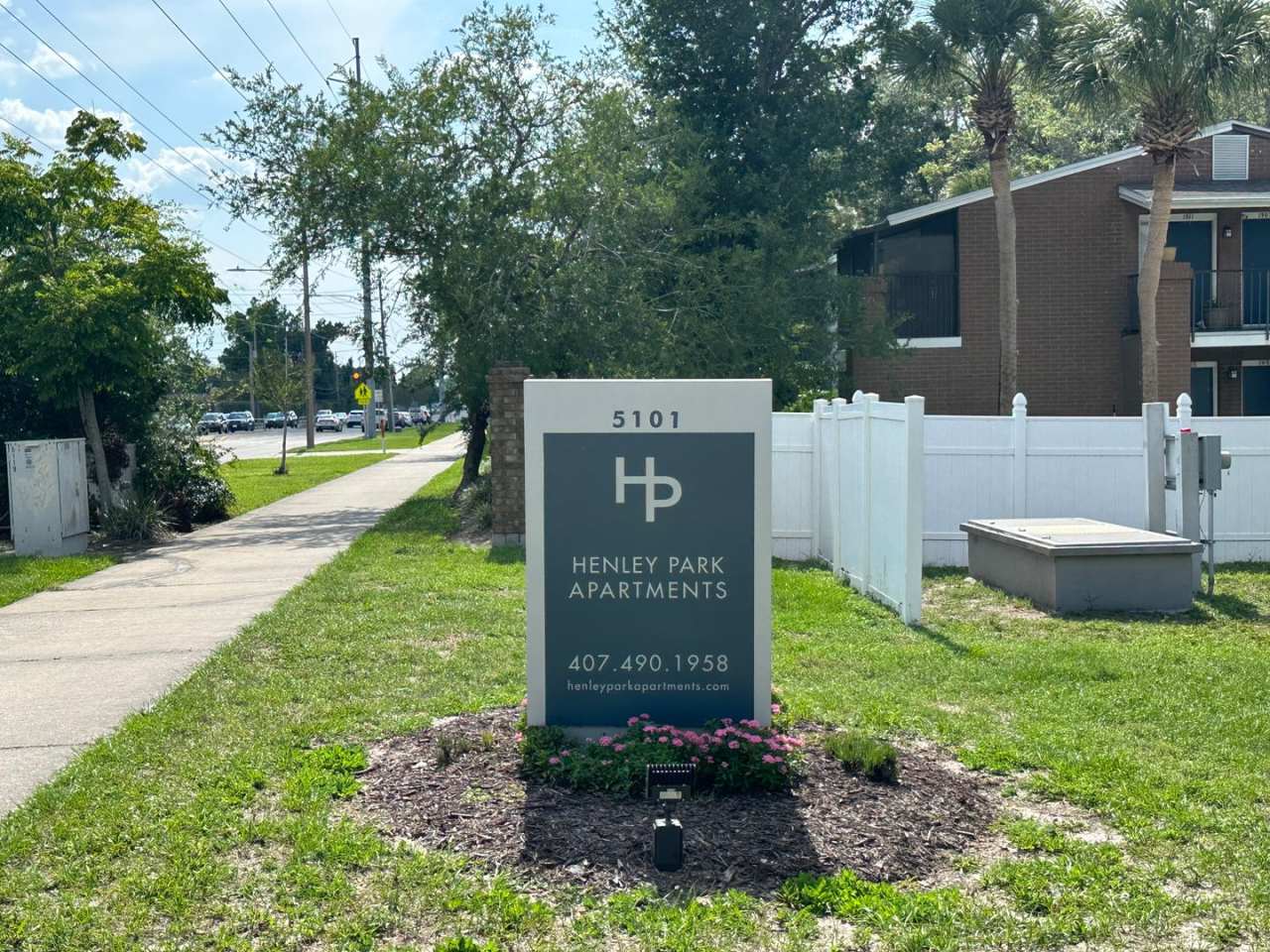 MOVE-IN SPECIAL - $500 CREDIT! 1BD/1BA Apartment off Curry Ford in Henley Park Apartments!