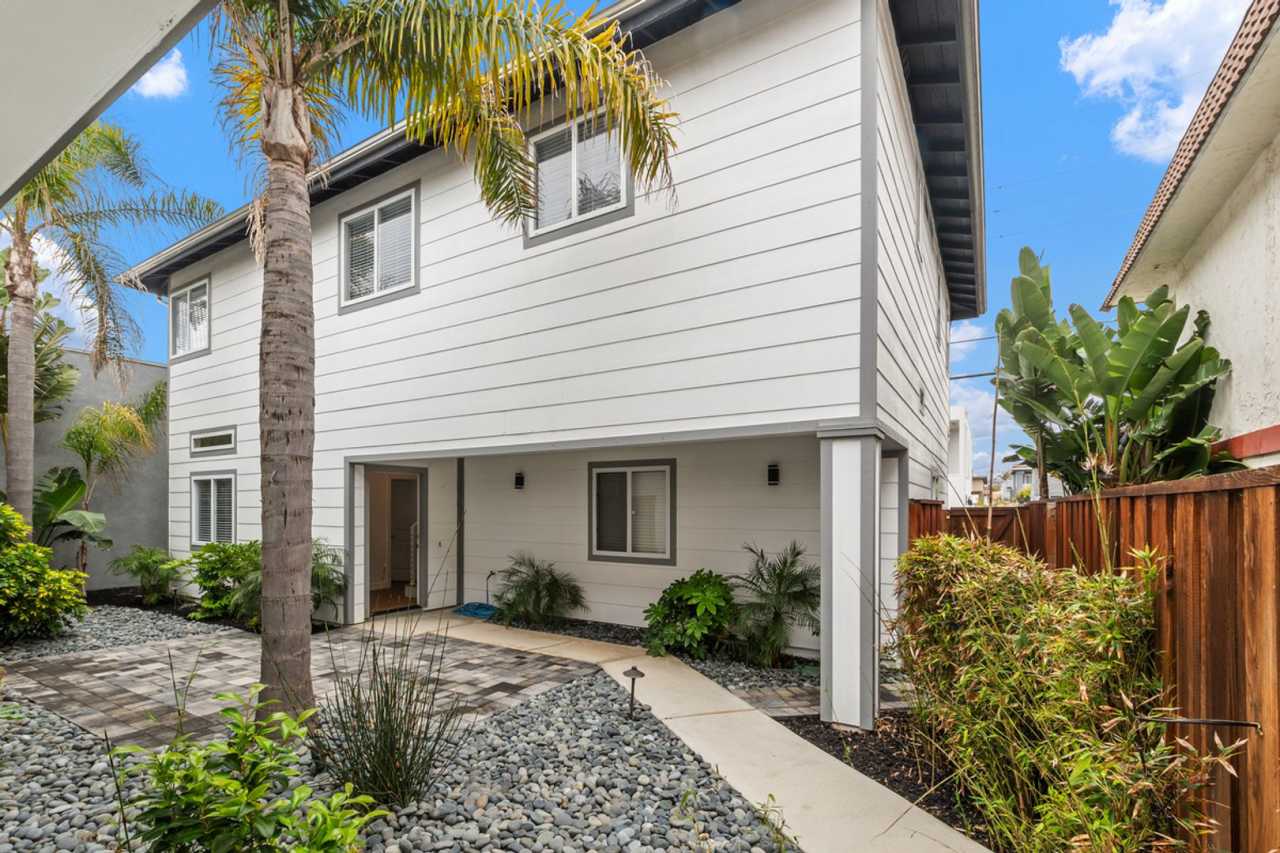 Luxurious Coastal Retreat with Stunning Ocean Views