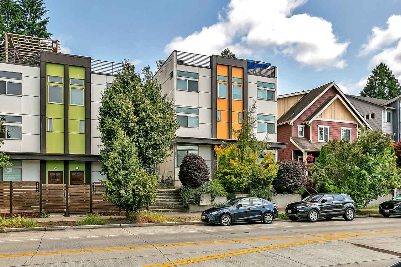 Modern Townhouse with Rooftop Deck  Bay Views!