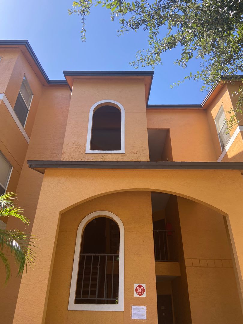 Spacious 3br/2ba Venetian Condo!