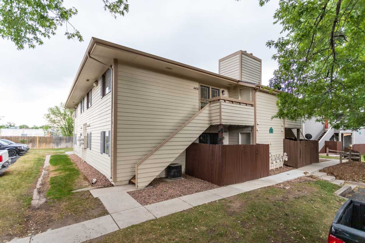 Cozy 2 bedroom, 1 bathroom retreat in a Gated Community!