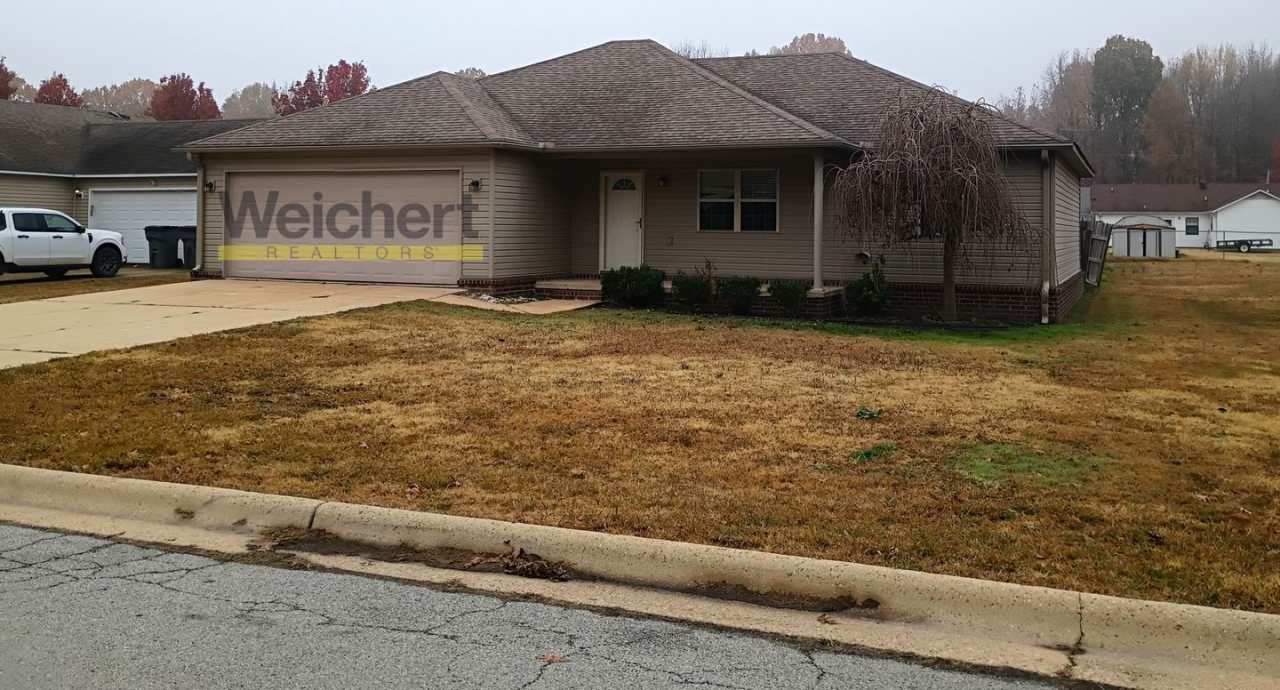 Comfortable 3BR/2BA with Garage  Fenced Backyard