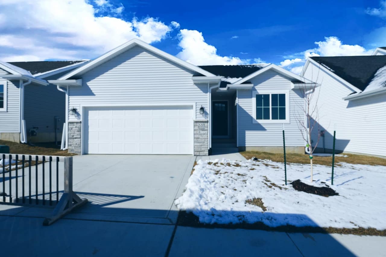 Beautiful 3 Bed Ranch Home w/ fully finished basement in Prime Norwalk Location