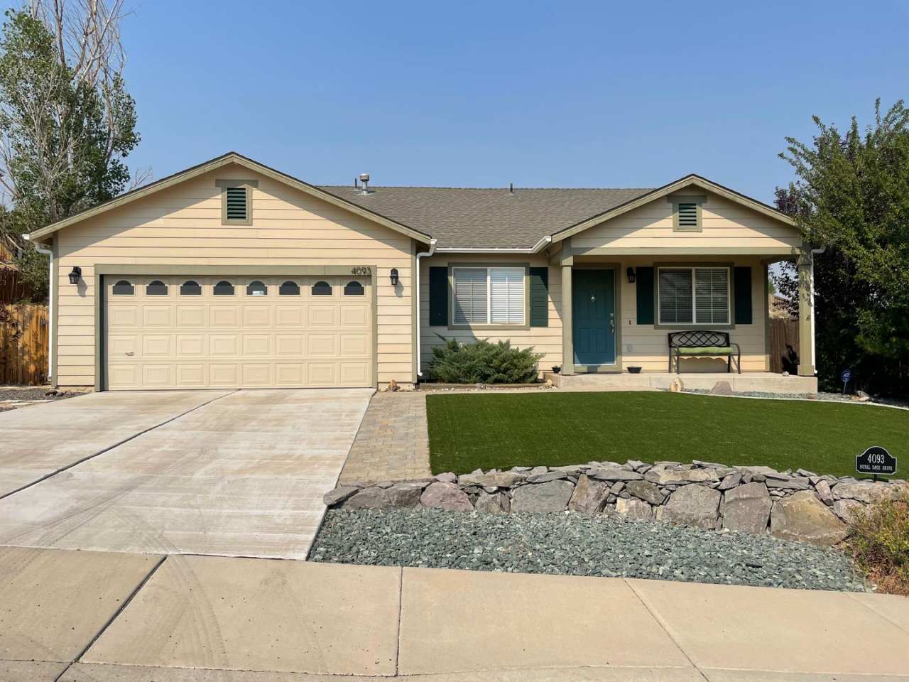 Spacious 2 bedroom plus a den 2 bath 2 car garage in Northwest Reno!