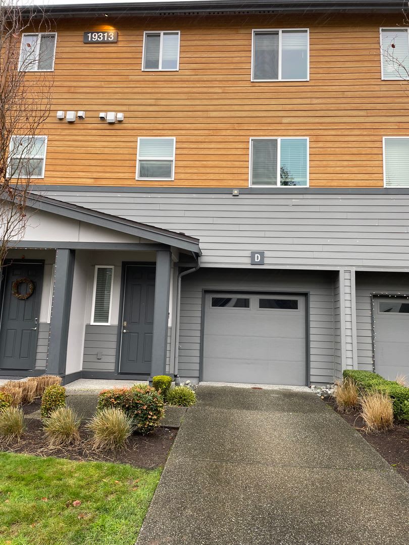 Stunning 3 bedroom 2.5 bathroom Townhome in Bothell!