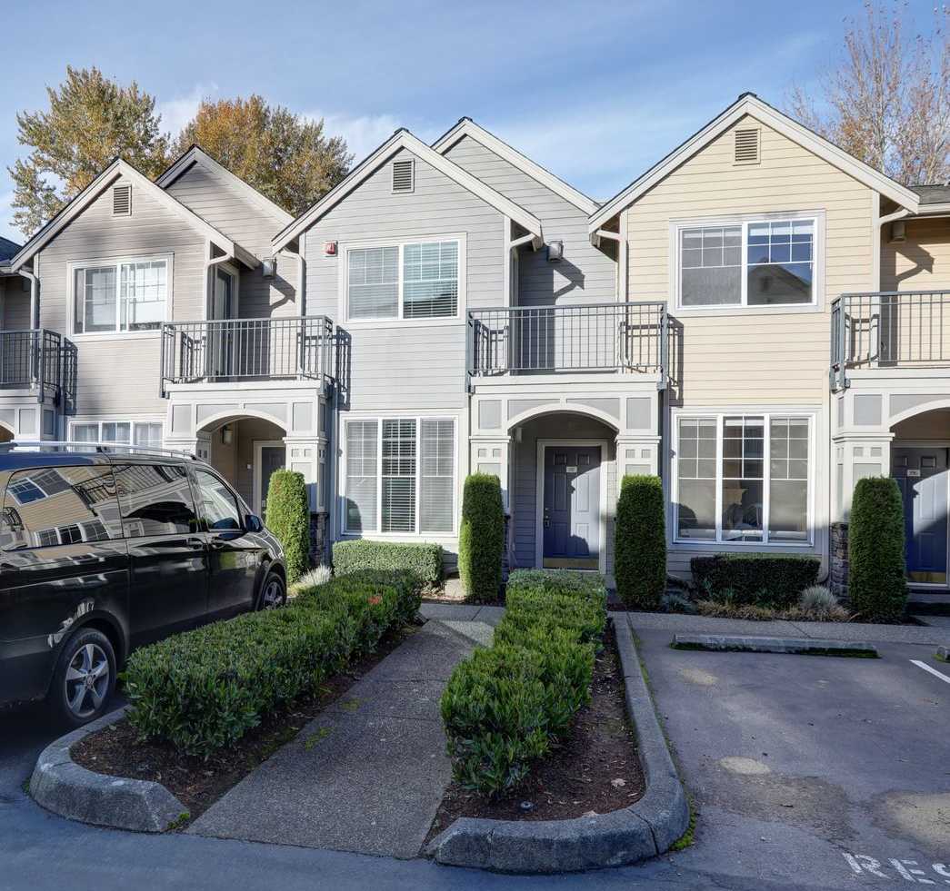 Luxury 2BR 2.5BA Townhouse Style Condo @ Lochshire on Forbes Creek