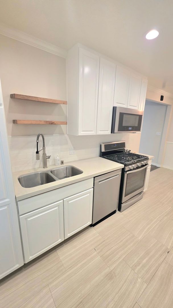 ***PET FRIENDLY GORGEOUS 2 BEDROOM | 1 BATH WITH COURTYARD, GARAGE, CENTRAL AIR***