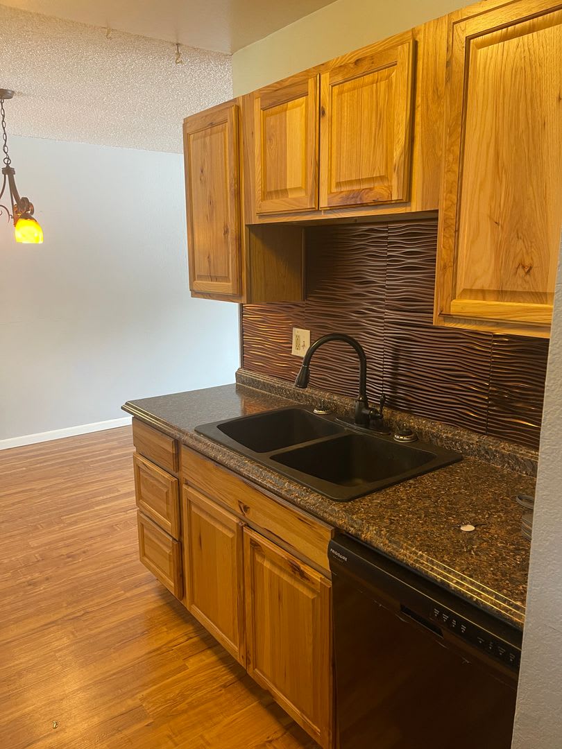 1 BR/1 B near shopping center, UMED, and the Military base JBER.