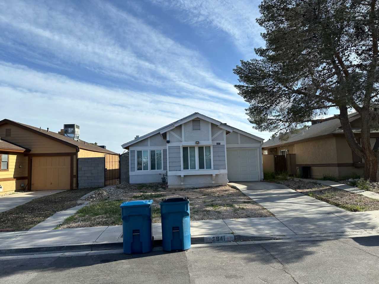 Spring Valley Single Story w/ 3 bedrooms, 2 baths, 1 car garage and fully fenced backyard