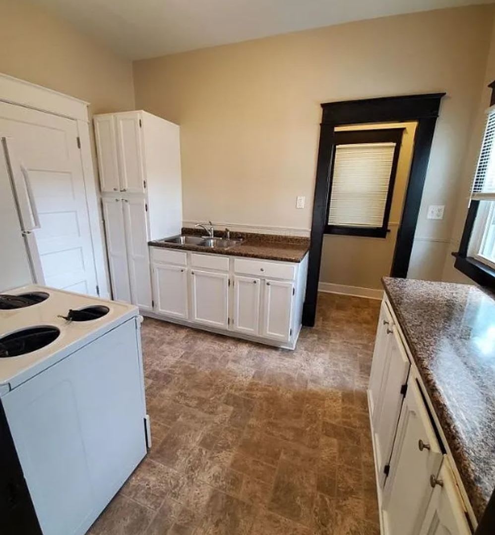 2 Bedroom Home with Detached Garage, Fenced Yard + Pet Friendly!