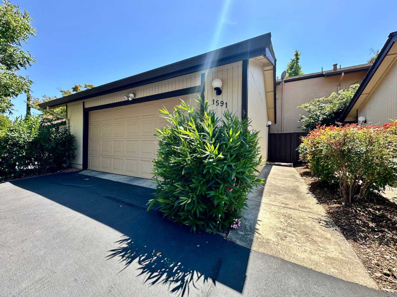 Spacious 3 Bed 2.5 Bath Walnut Creek Townhome - Commuter's Dream!