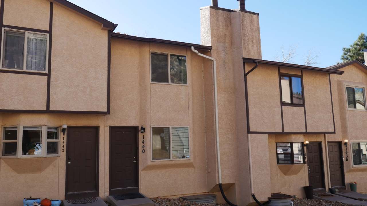 3 Bedroom 2.5 Bath Townhome with Great Mountain Views with AC