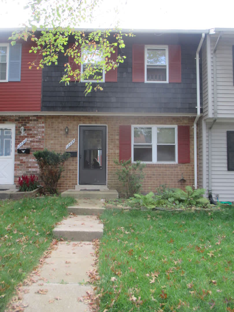Gorgeous 3 Bedroom Townhouse in Gaithersburg with Solar Panels! Great Commute to DC!