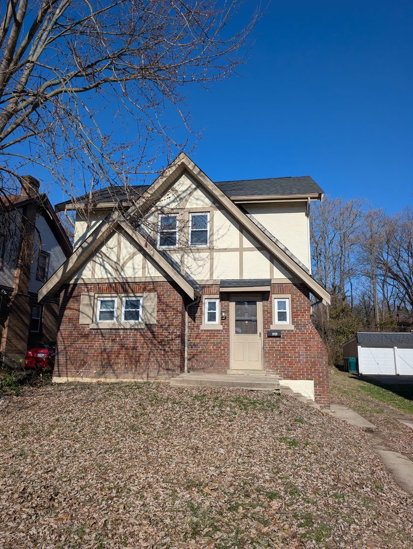 Beautiful 2 bedroom house with large yard, off street parking. Ready to move in!