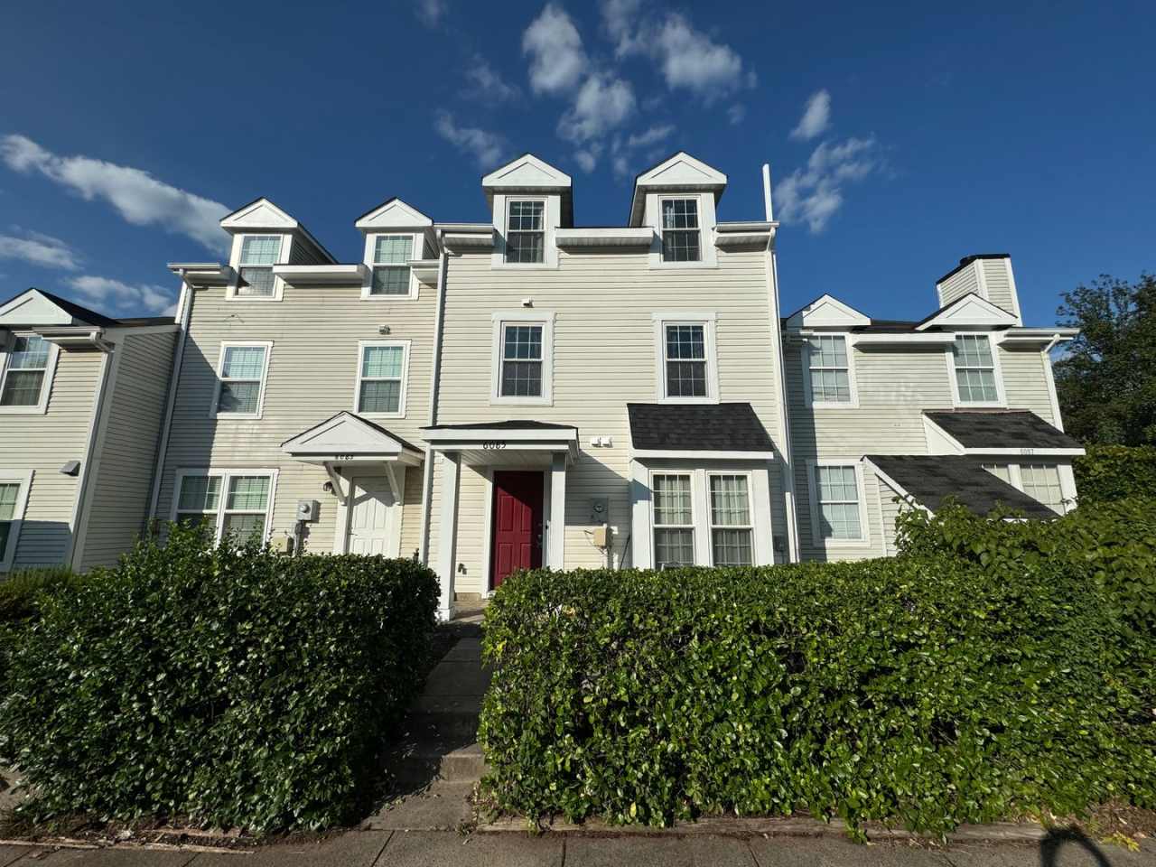 Stunning 2 Bed 2.5 Bath Interior Townhome In Newgate Community