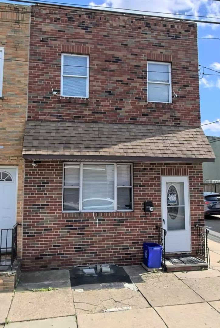 Delightful 3-Bedroom Home in Port Richmond Available Now!