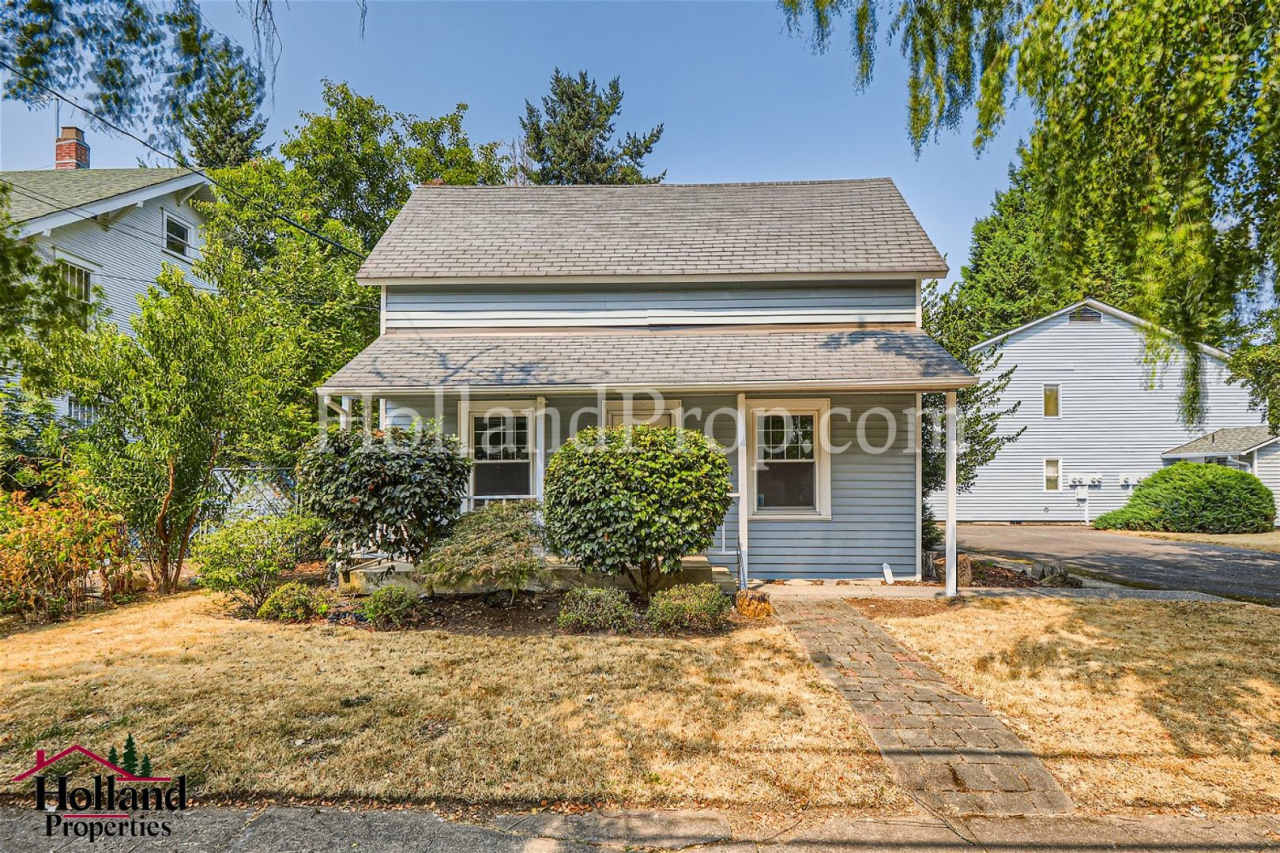 Wonderful 4-bedroom Single-Family Home in Hillsboro! APPLY NOW and get a discount on your first month's rent!