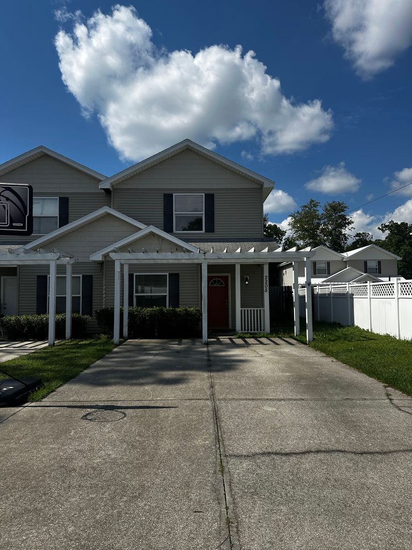 Great Three Bedroom-Now Available! $500.00 off 1st month with approved application!