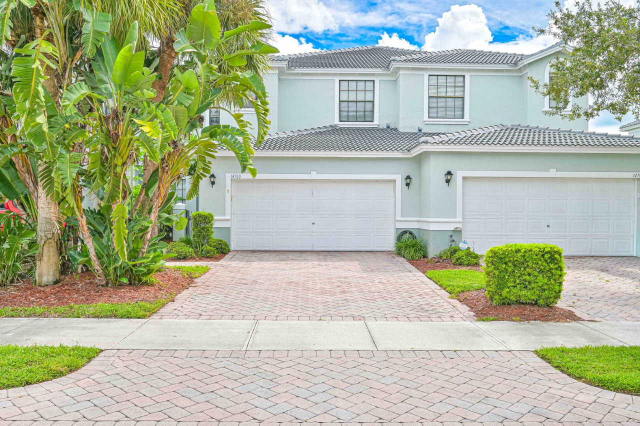 Luxurious 3+Loft Coach Home in Summit Place - 2 Car Garage - Pet OK W/Approval - Amazing Views!