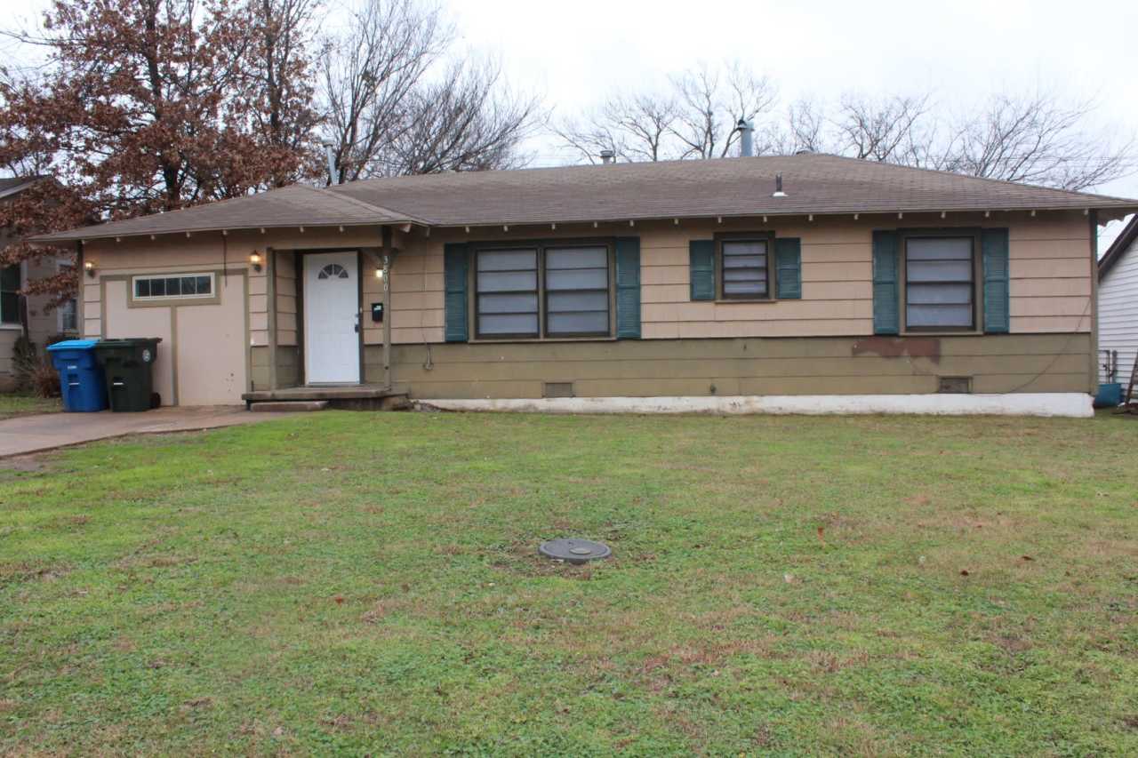 3-4 Bedrooms! HOLIDAY MOVE IN- 1st MONTH FREE