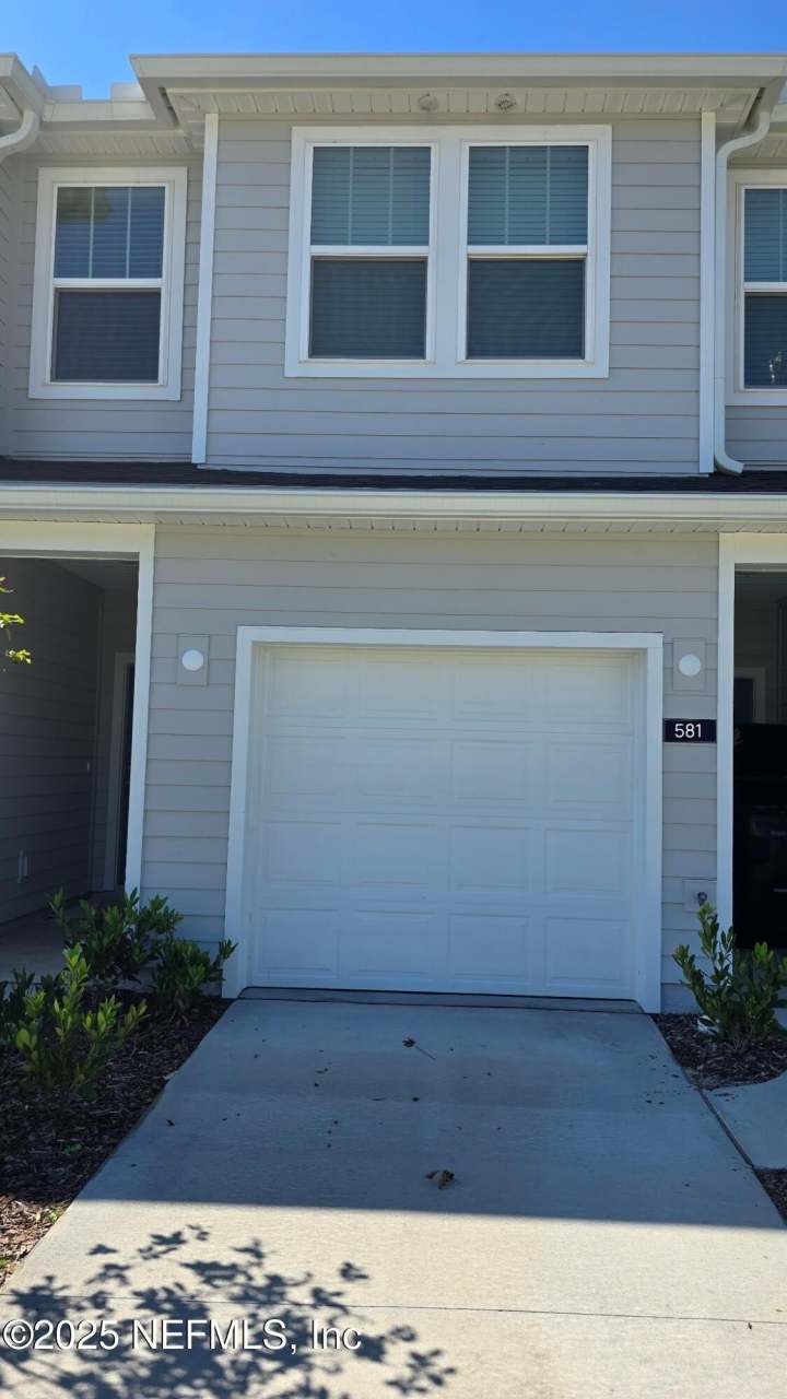 581 HOLLY LAKES Drive