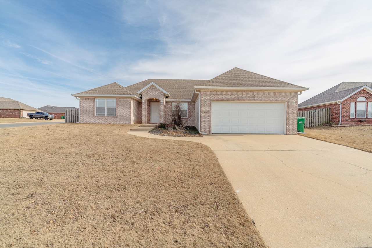 Updated 4-bedroom 2 bath Home in Centerton!!! Bentonville High School district!! Neighborhood Pool!